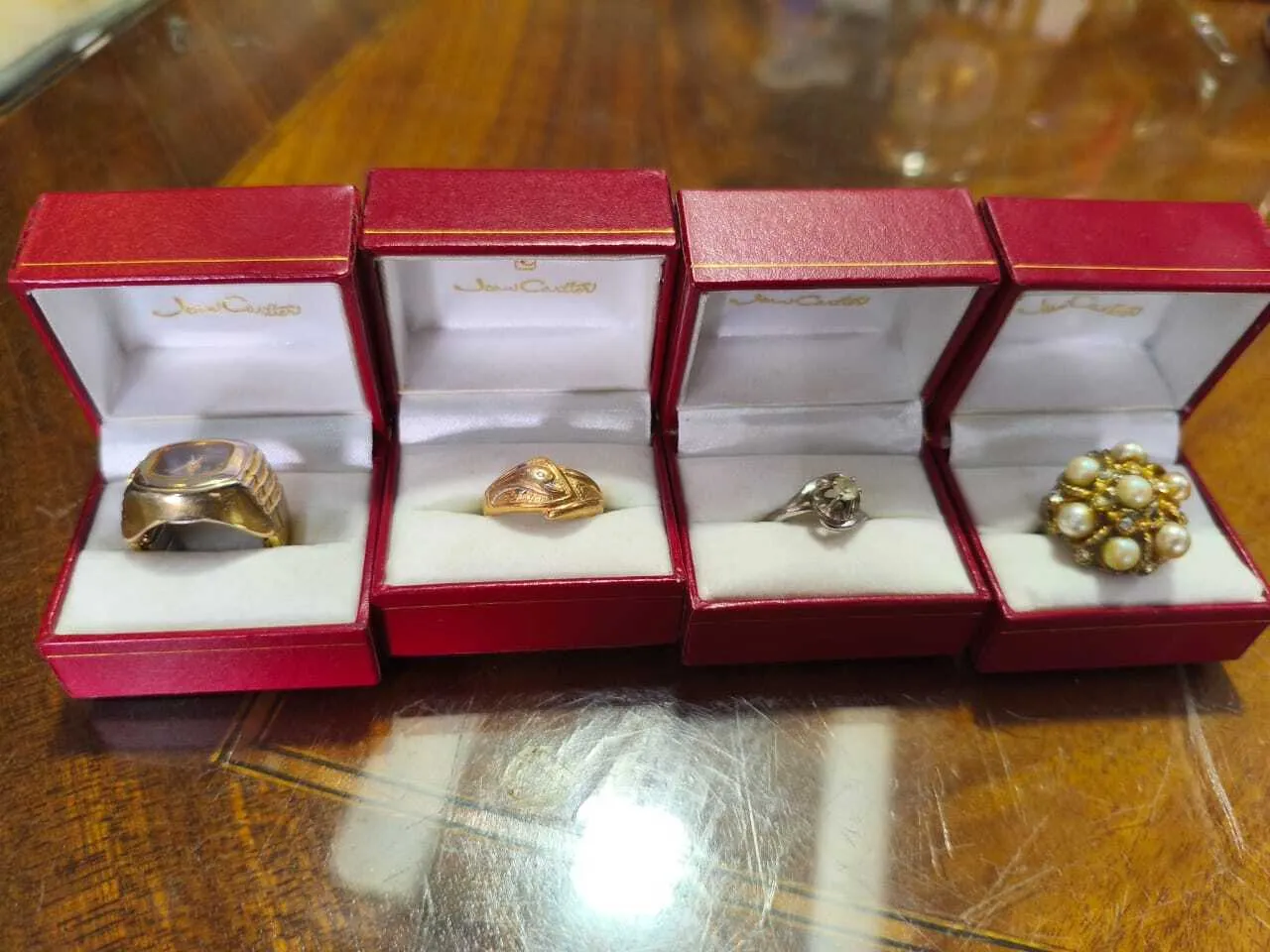 ANILLO  CON  ESTUCHE CUERO BORDO