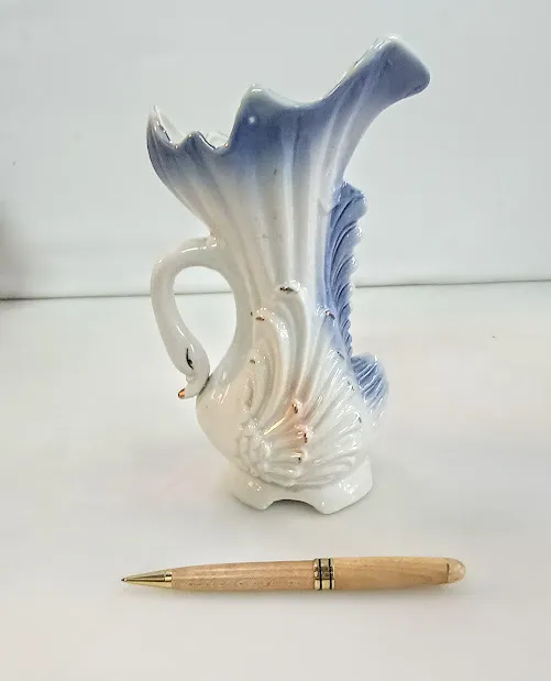 JARRA PORCELANA BORDE AZUL " CISNE "