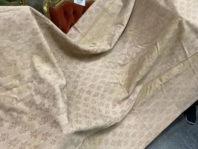 COLCHA BROCATTO BEIGE CON FALDON - "EMILSE"  1 X 2.25 + VOLADO 40 CM