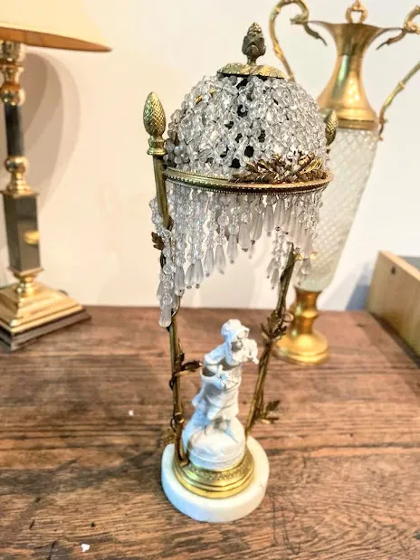 LAMPARA  CON FIGURA Y CUPULA DE CRISTAL "LAMP 615"