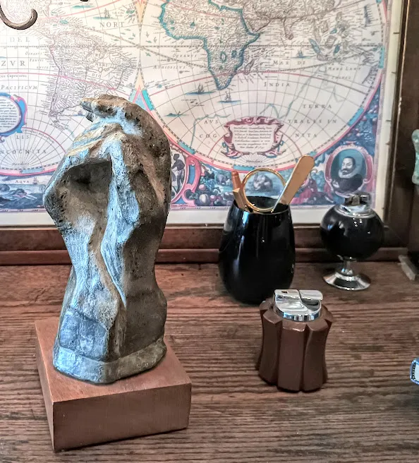 ESCULTURA " MANOS " PIEDRA Y  BASE MADERA 