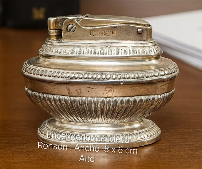 ENCENDEDOR DE MESA PLATEADO"RONSON " . Ancho 8 x 6 cm Alto