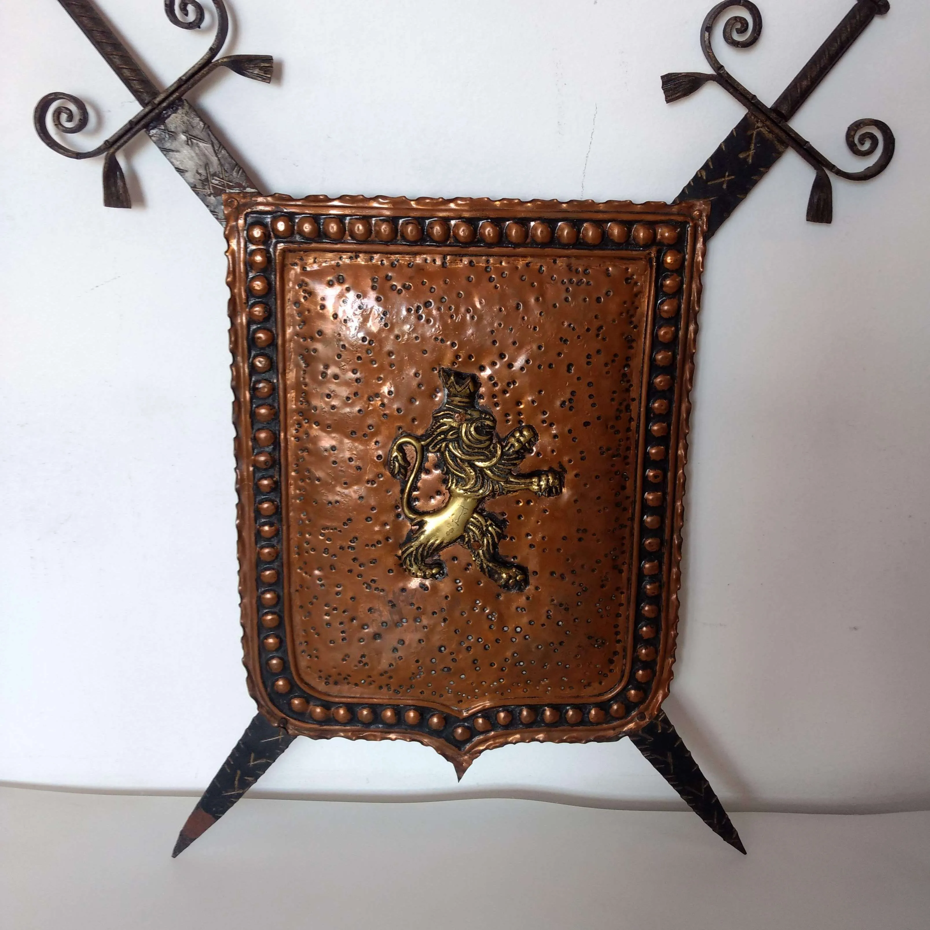 ESCUDO DE ARMAS " LYON " Ancho : 0,50 mt  x  Alt .0,60  mt 