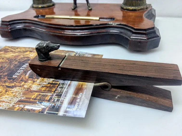 BROCHE  GRANDE  MADERA CON PERRITO  "BGP"