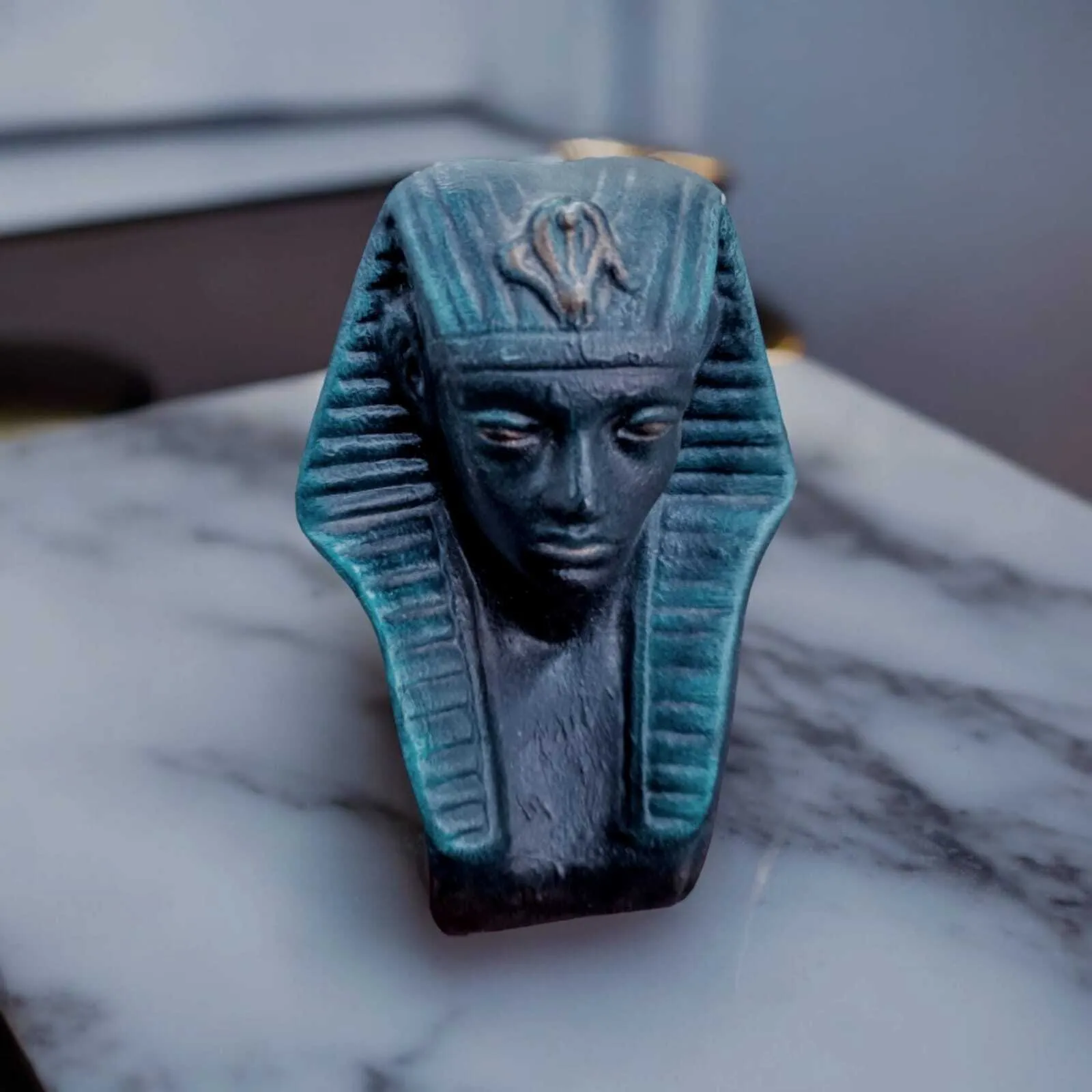 FIGURA  EGIPCIA TUTANKAMON - ALT. 15 CM X 10 CM ANCHO