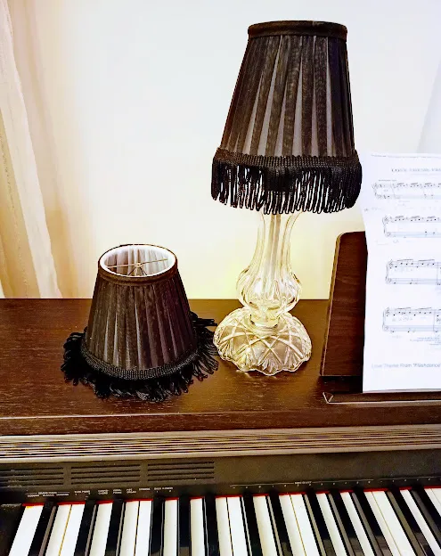 VELADOR "CABARET" PIE CRISTAL C/ PANTALLA NEGRO Y FLECOS 20 CM