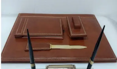 ESCRIBANIA DE CUERO SUELA PESPUNTE - 20 X 10 CM