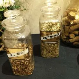 FRASCO ANTIGUO TAPON VIDRIO  "LIRIO"  8 X 8 X 25 ALT