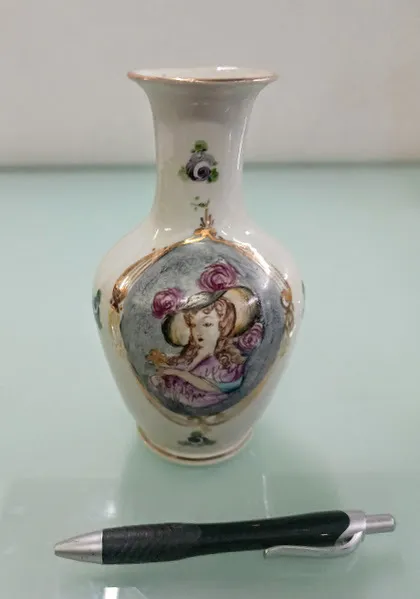 FLORERO CHICO "DAMA CON SOMBRERO"  18 CM ALT.