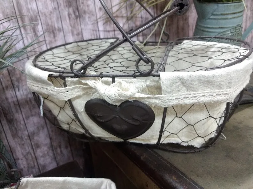 CANASTA DE METAL OVAL  CON 2 TAPAS  30 X 20 X 12 CM Alt.