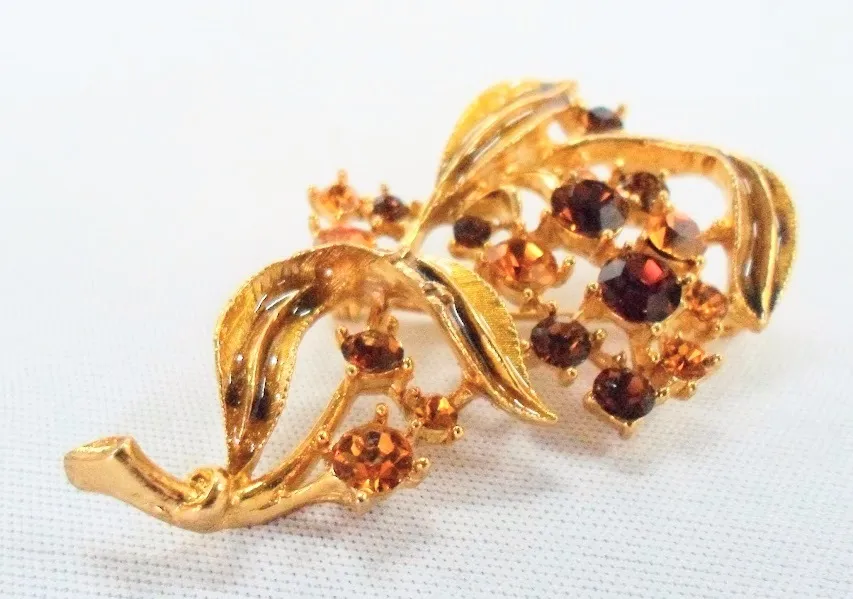 BROCHE DORADO HOJAS CON PIEDREIAS 