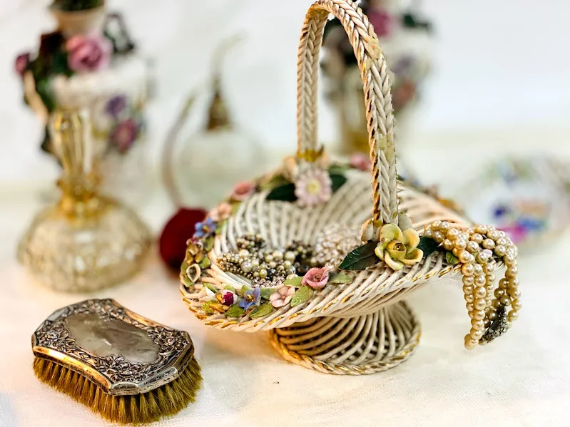 CANASTITA PORCELANA ENREJADA Y FLORES  ANCHO  25 X 28 CM ALT.