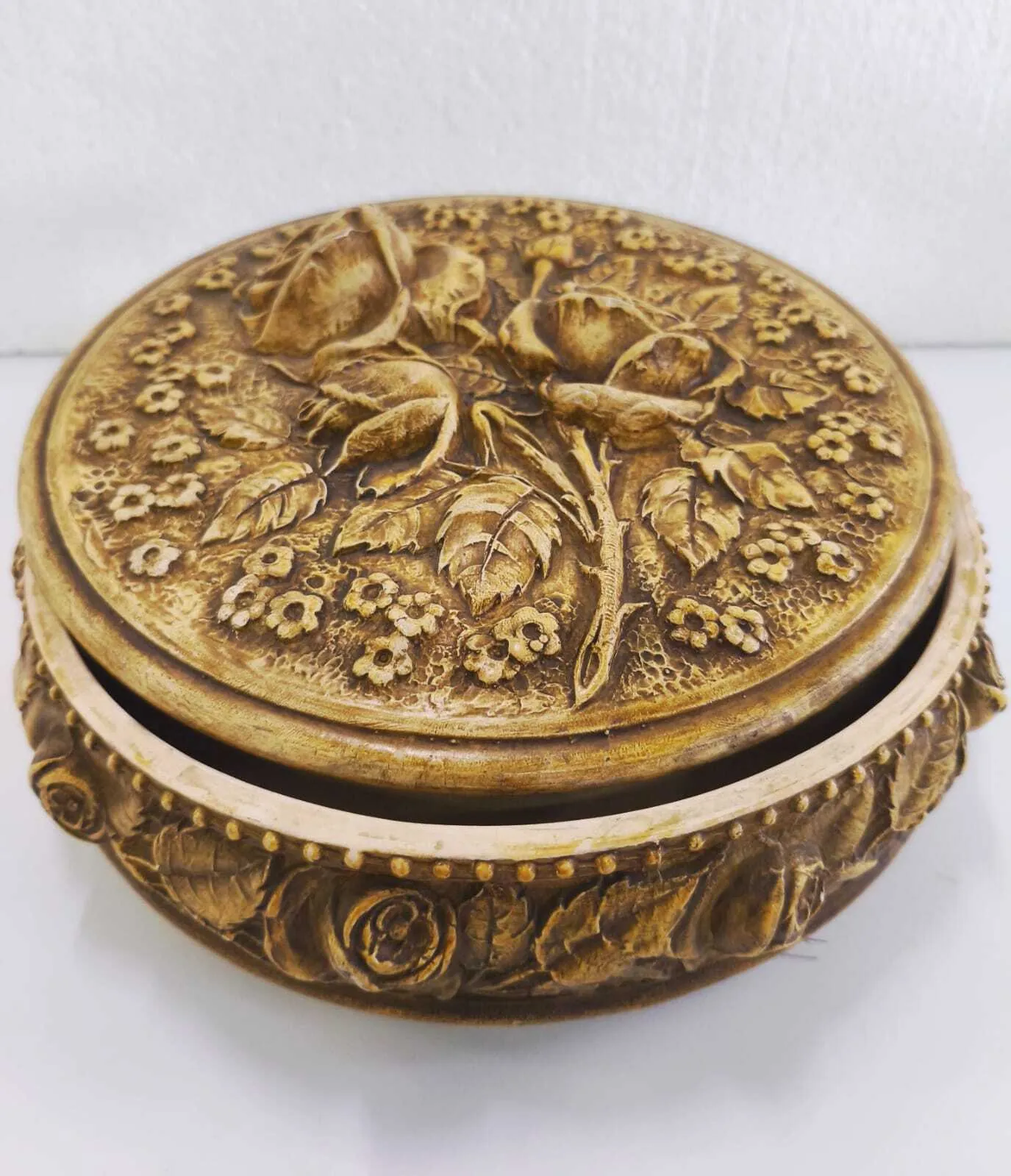 CAJA ALHJERO DE CERIMCA CON MOLDURAS DE ROSAS "CACR" Diam  24  cm  Alto  9 cm 