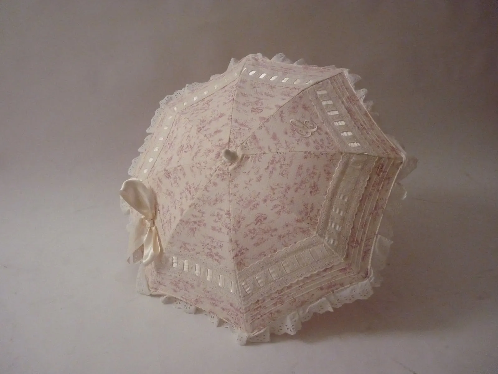 SOMBRILLA  ROSA CON PUNTILLAS