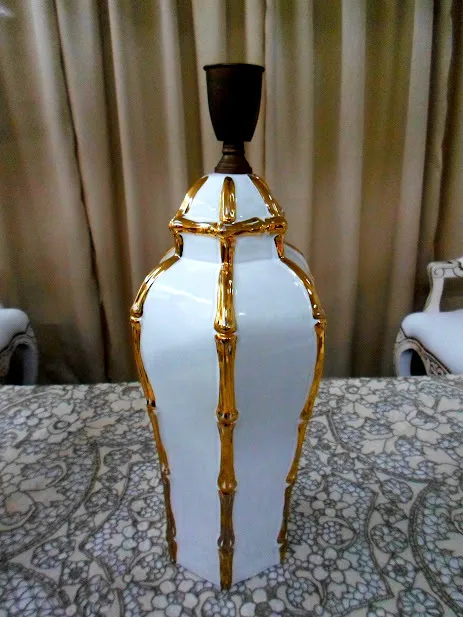 LAMPARA DE CERAMICA BLANCA CON LINEAS  DORADAS - "LCD"