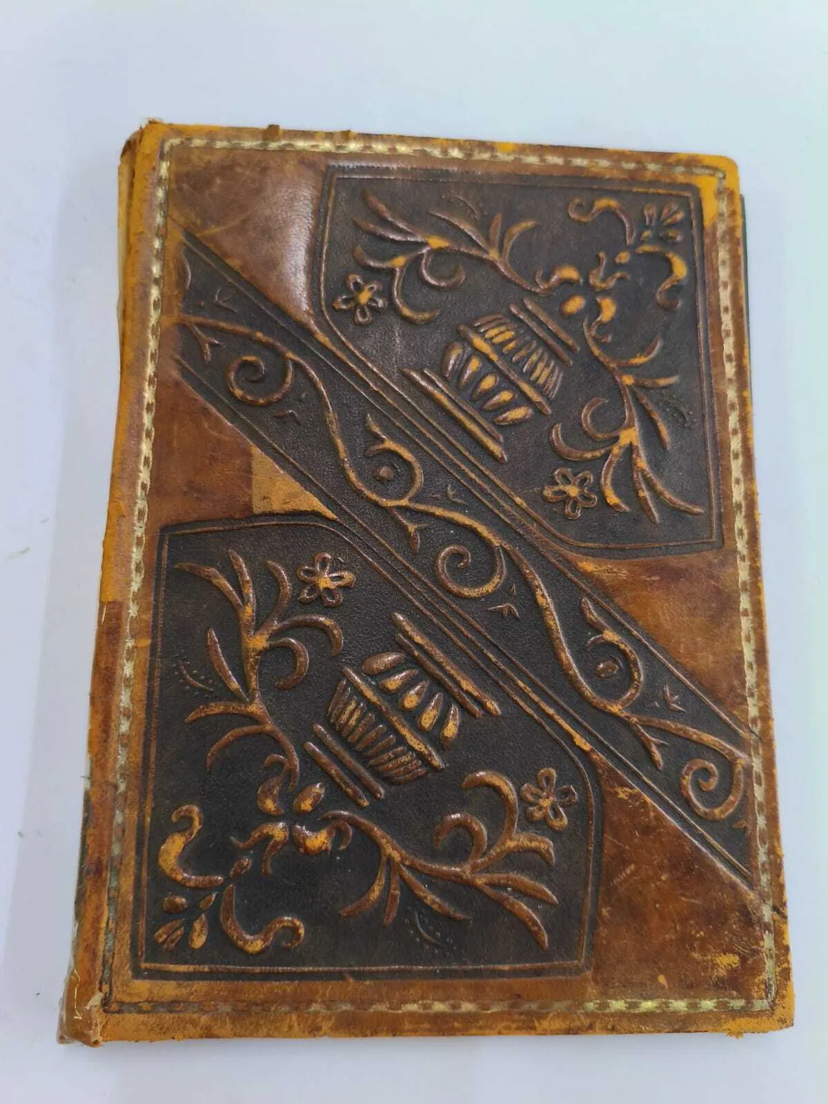 AGENDA DE CUERO REPUJADO  23 X  17 CM