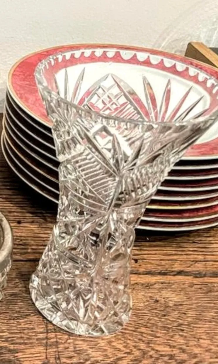 FLORERO  DE CRISTAL  LABRADO  :Diam  12  cm alto 22 cm 