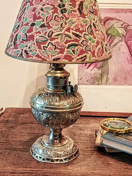 VELADOR DE MESA  METAL  PLATA  CON PANTALLA BROCATO FLORES COLORES