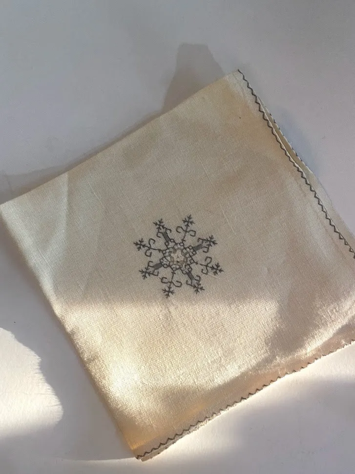 SERVILLETA ANTIGUA BORDADA  ESTRELLA