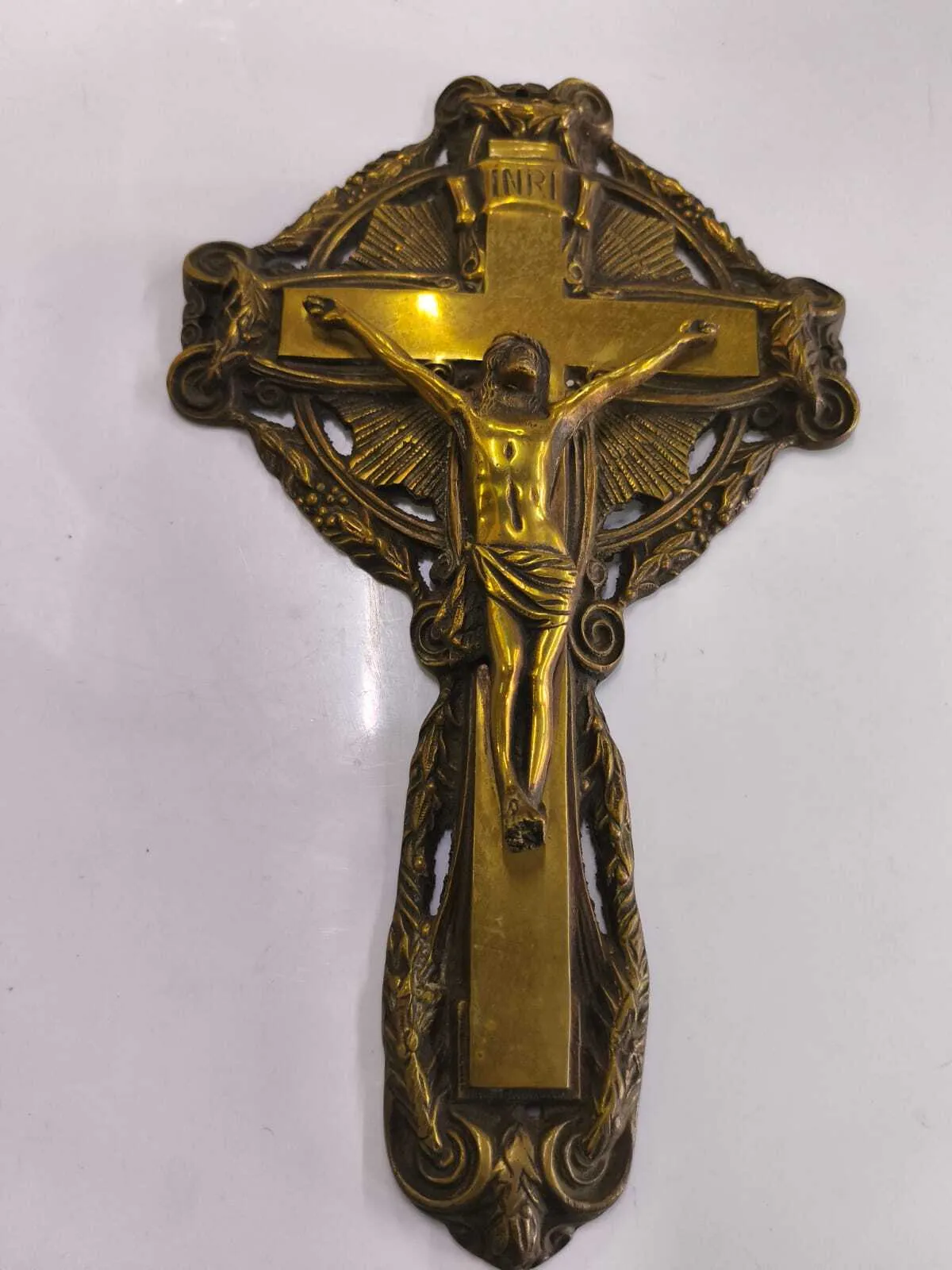 CRUZ DE BRONCE REPUJADO :Med:40 x 24 cm