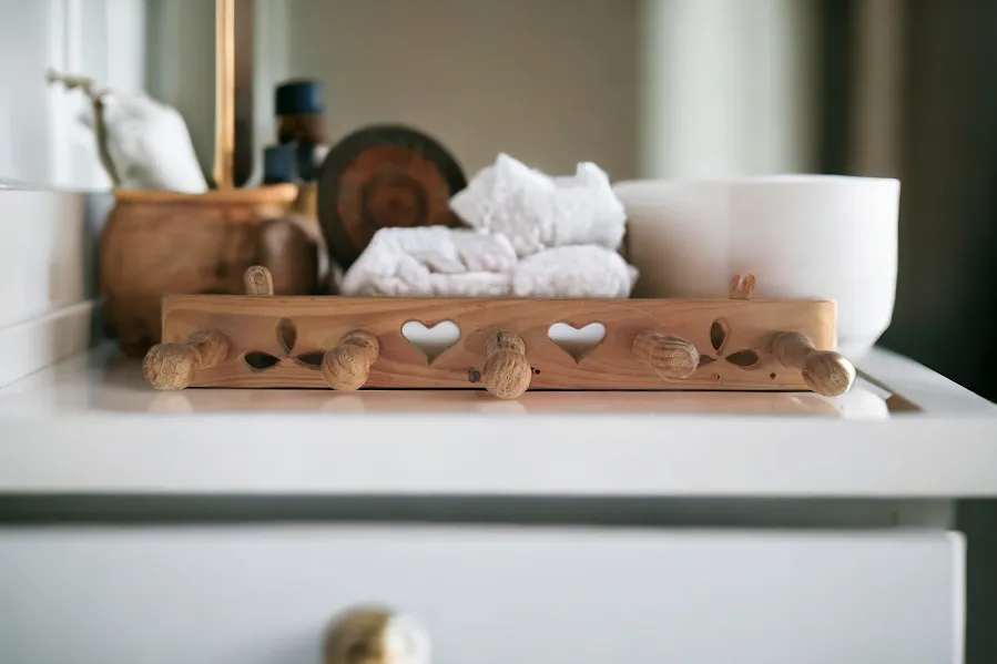 PERCHERO DE PARED CALADO CORAZONES - 50 X 6.5 CM 