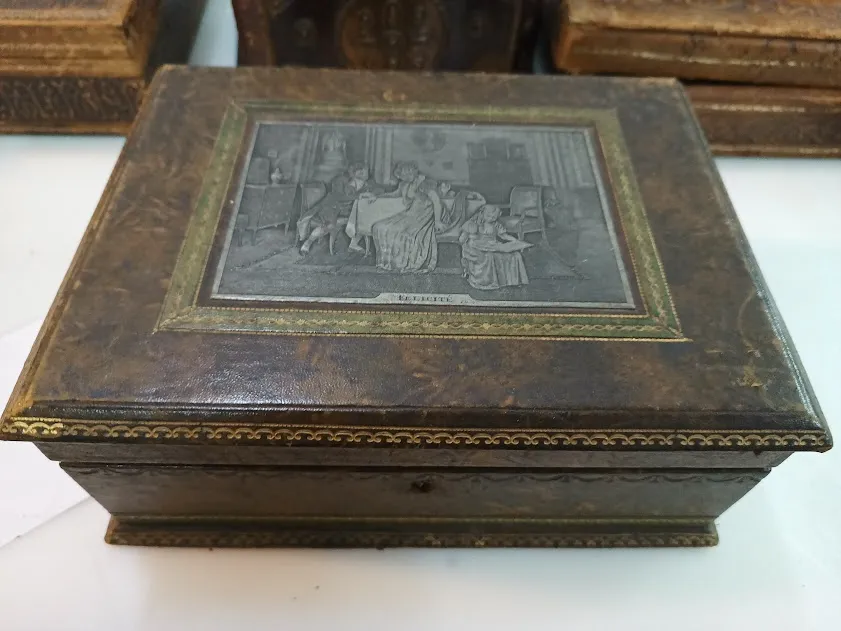 CAJA DE CUERO Y APLICACION DE PELTRE " FELICITE" 27 X 23 X 9 CM