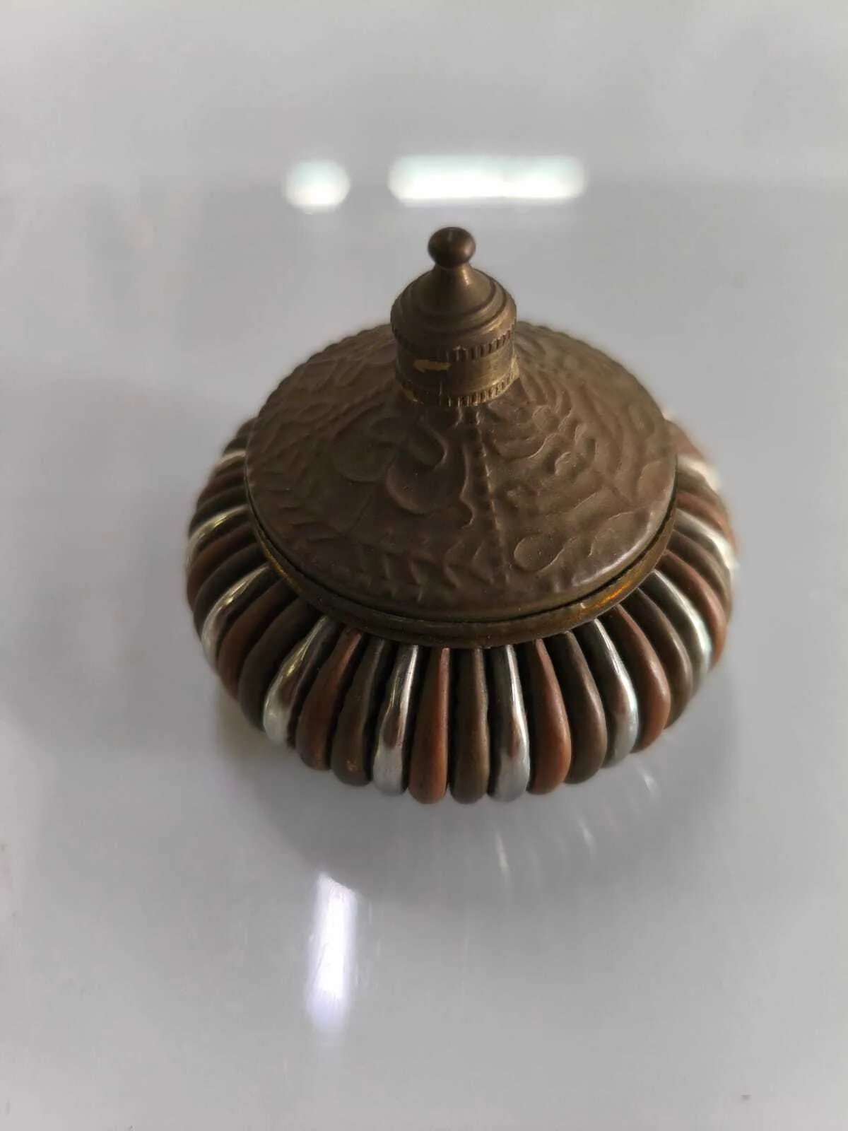 CAJA DE METAL REDONDA CON RAYAS "CMRR"  6 X 4 