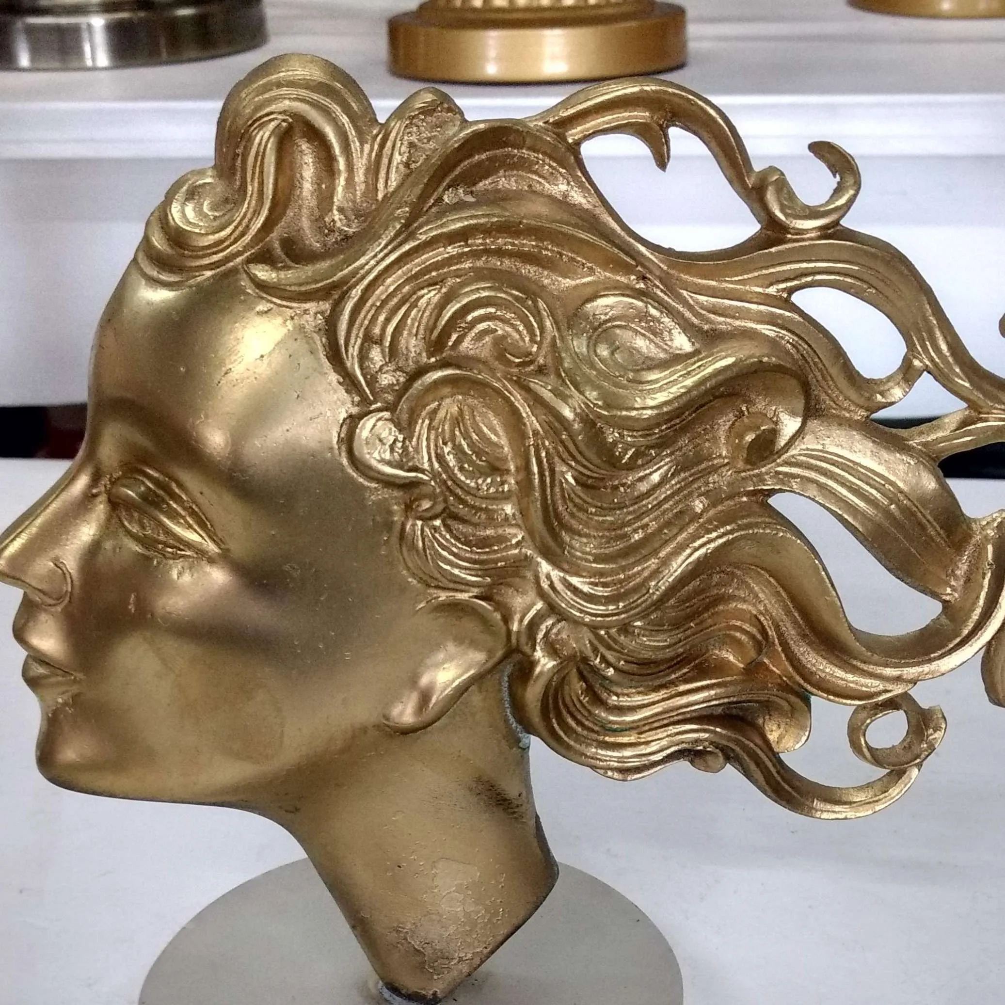 FIGURA DE BRONCE MUJER Cabellos al viento