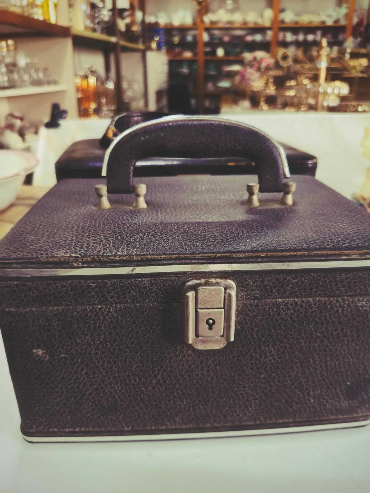 ATACHE VINTAGE CON ESPEJO INTERIOR  NEGRO :Med Largo 26 cm, Ancho 20 cm , Alt 15c m