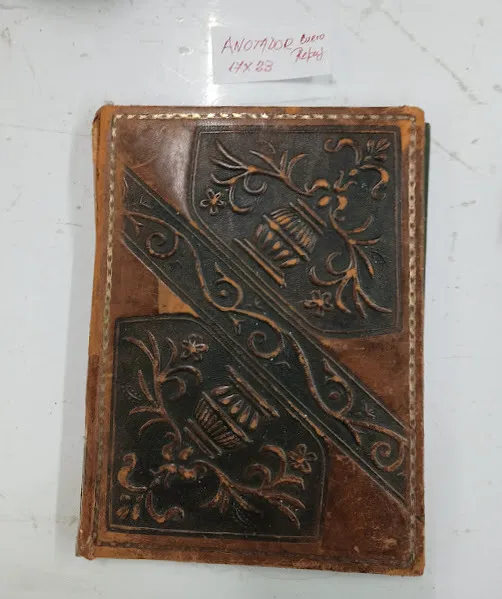 ANOTADOR CUERO REPUJADO 17 X 23 CM