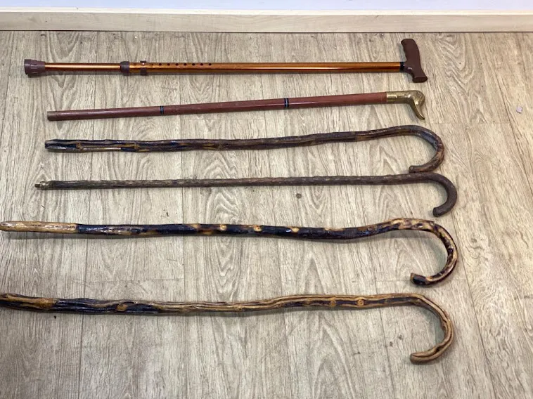 BASTON DE MADERA TALLADA IRREGULAR