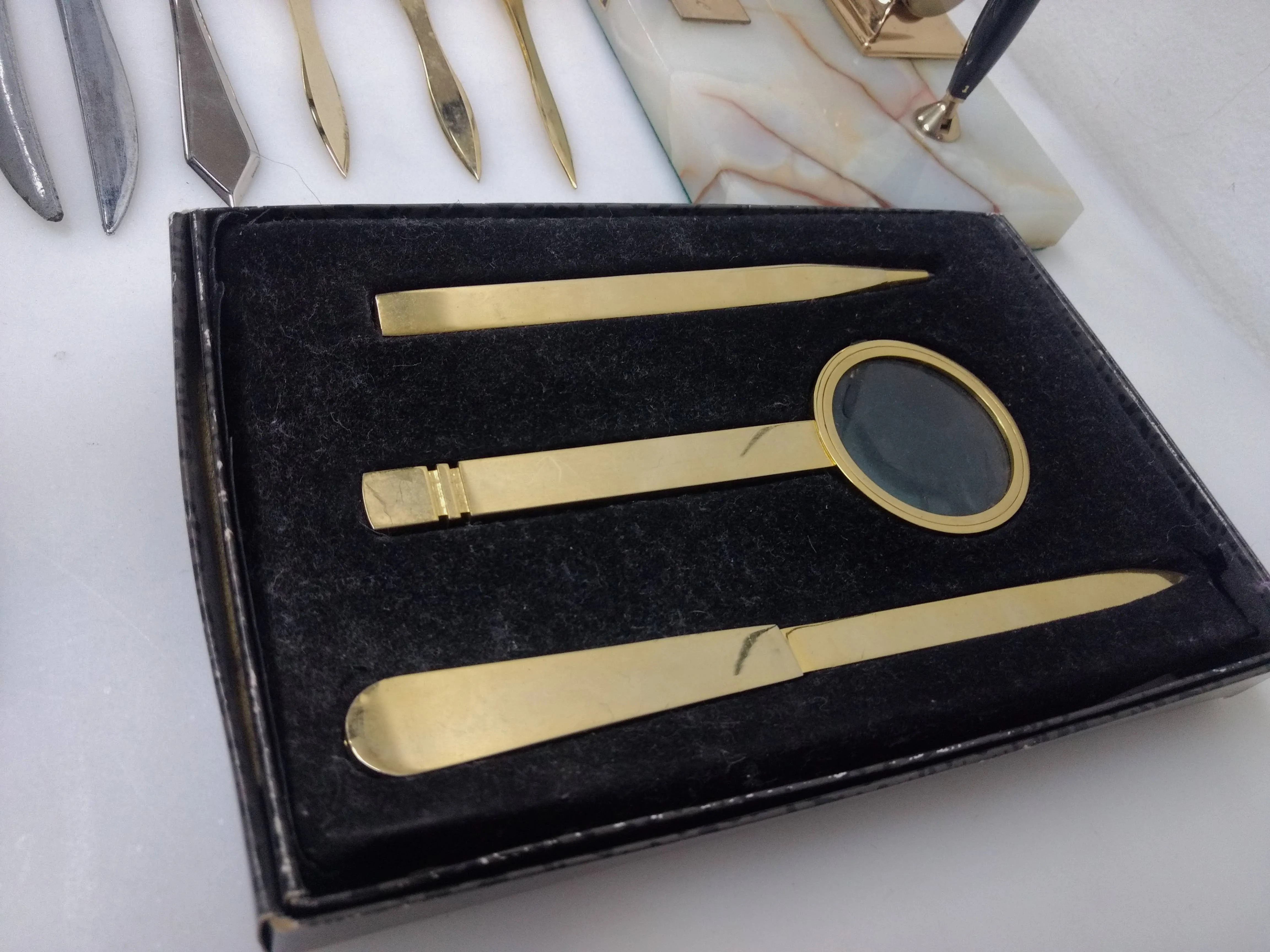 JUEGO DE LUPA  ABRECARTA Y LAPICERA DORADA  3 PIEZAS