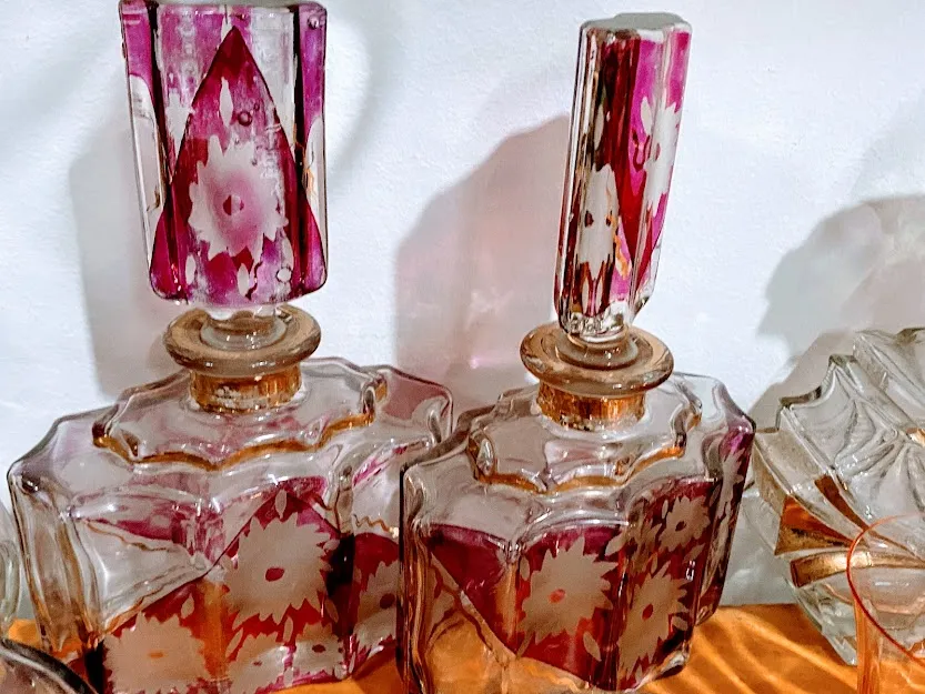 JUEGO DE PERFUMEROS CRISTAL ROJO Y ORO FLORES  