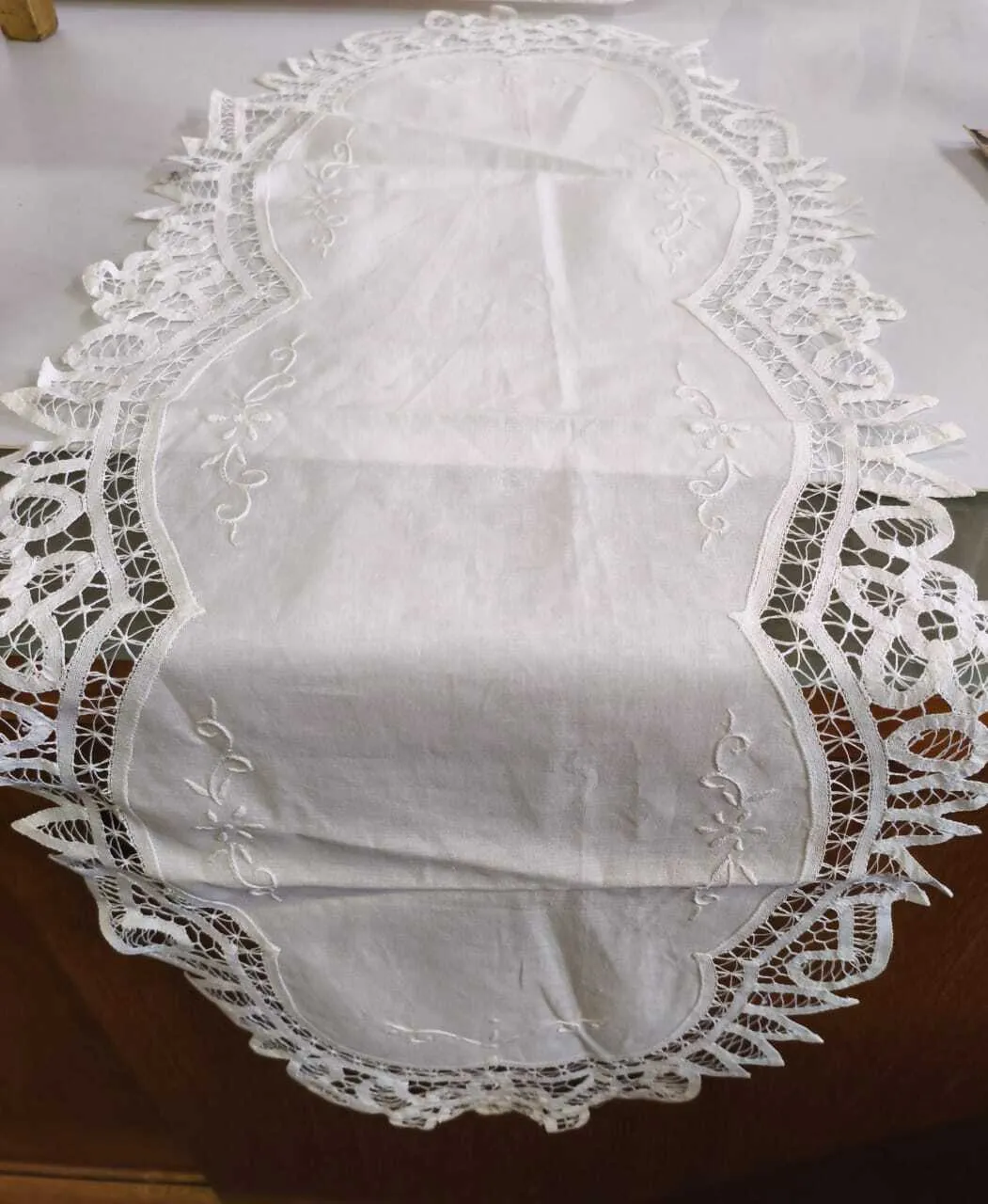 CAMINO BLANCO CALADO    Largo 107 cm Ancho  39 cm .