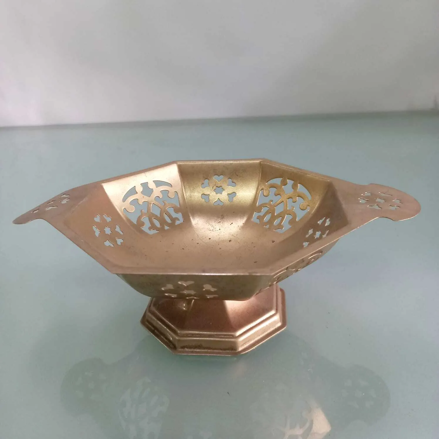 ALZADA  "A13" CALADA METAL ORO CON PIE  Medida 12x 12 x  6 cm 