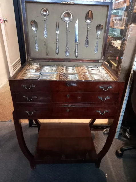 JUEGO DE CUBIERTOS PLATA ANTIQUE CON MUEBLE CUBERTERO