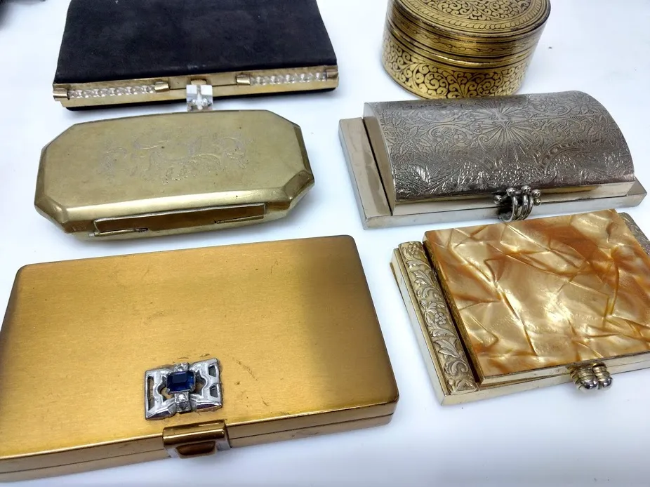 PETACA ANTIGUA DORADA CON BROCHE ZAFIRO AZUL