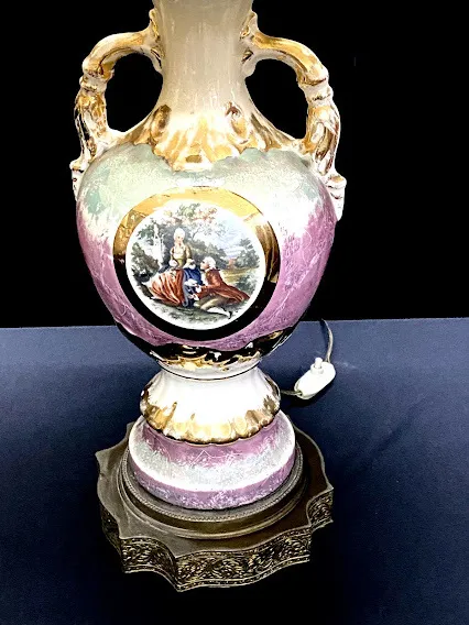 LAMPARA DE PORCELANA ESCENAS GALANTE  