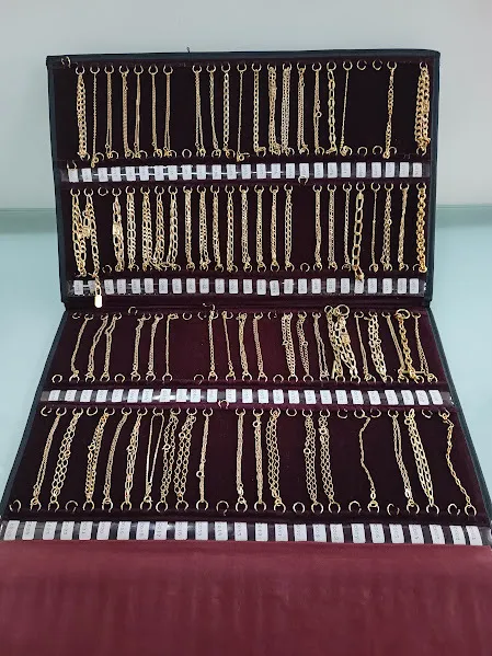 MUESTRARI0 DE BIJOU CON CADENA - TAPA CUERO -  40 CM  X 25 CM