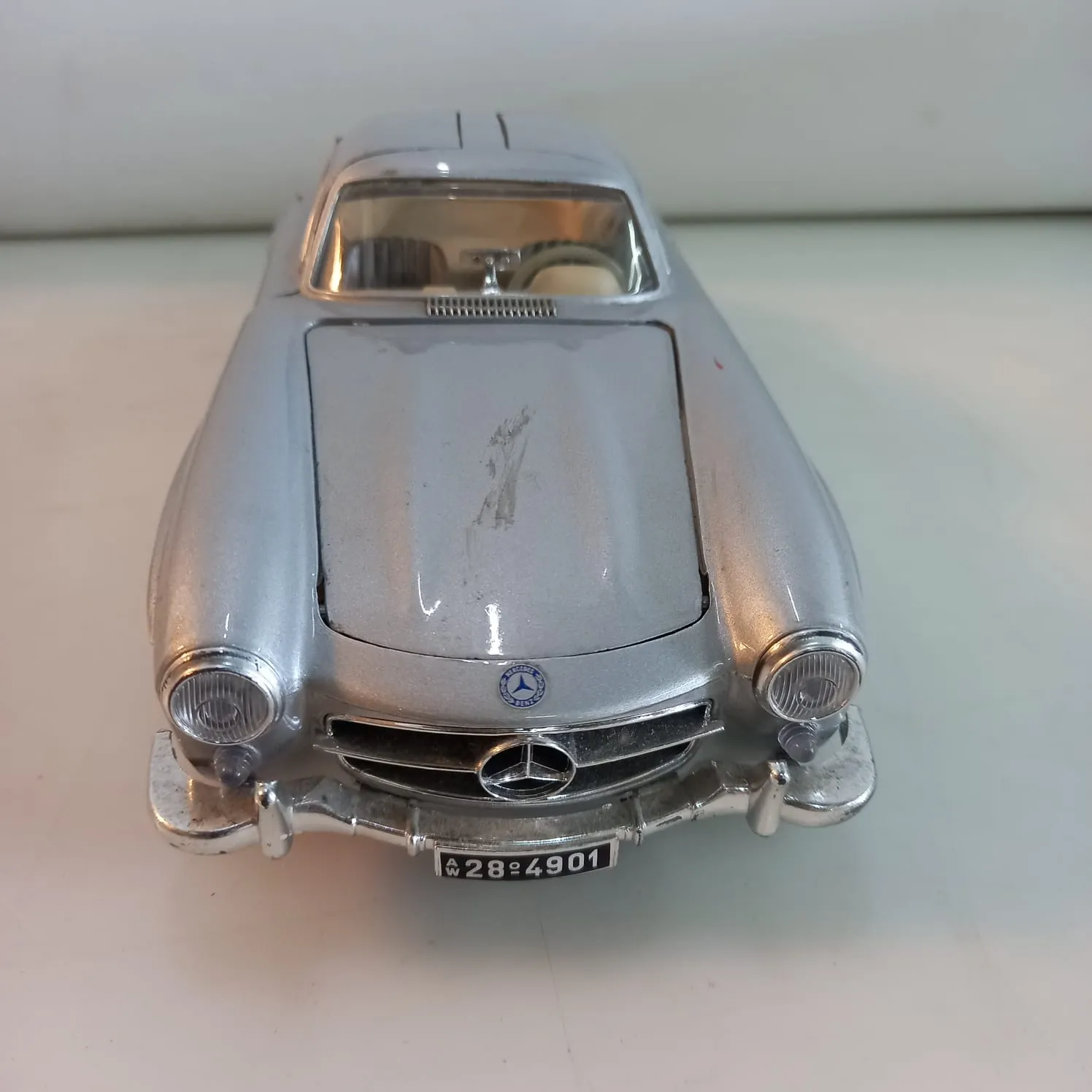 AUTITO  MERCEDES BENZ PLATEADO  25 X 10 X 8 CM 