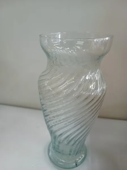 FLORERO DE VIDRIO LABRADO  DIAM 9 X 22 ALT