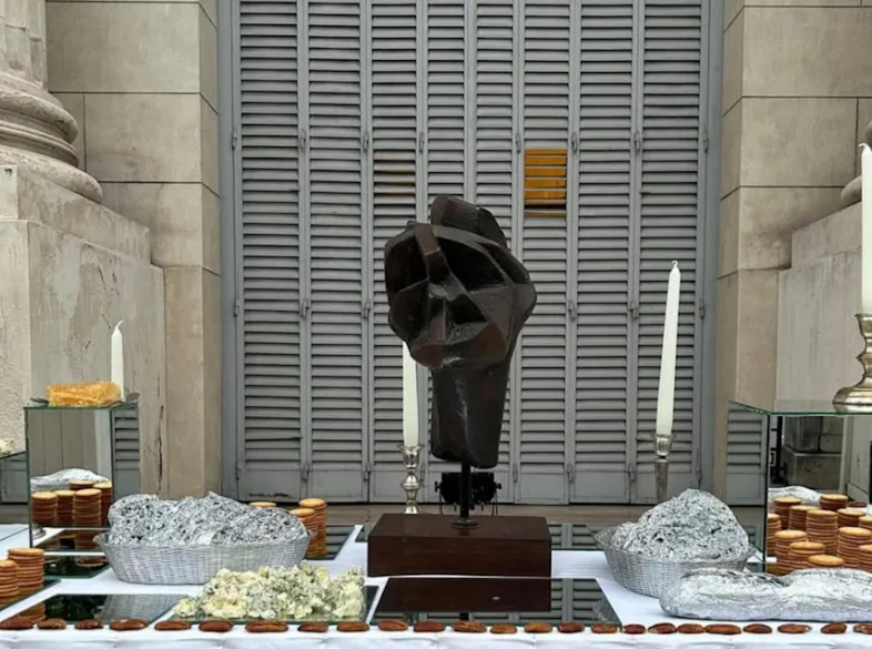 FIGURA  ABSTRACTA MADERA TALLADA  " CABEZA" . ALT.49 CM