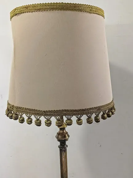 PANTALLA BEIGE CON BORLAS VERDES  -"PBB"  Diam 35 x 35 CM Alt.