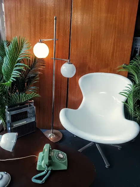 LAMPARA DE PIE  CROMADA RETRO 2 BOCHAS BLANCAS