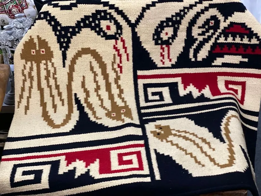 TAPIZ CON GUARDA ETNICA ROJA Y NEGRA CON PRESILLAS 1.00 X 1.05 MT