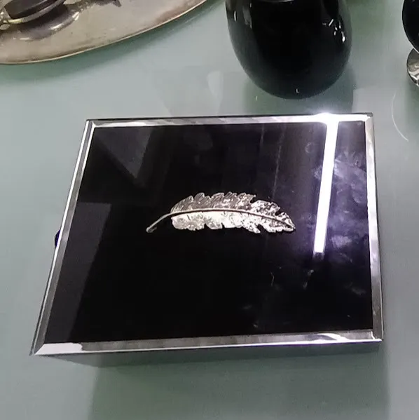 CAJA  ESPEJADA NEGRA CON PLUMA PLATIL - "CEN "  18 X 14 X 8 CM Alt