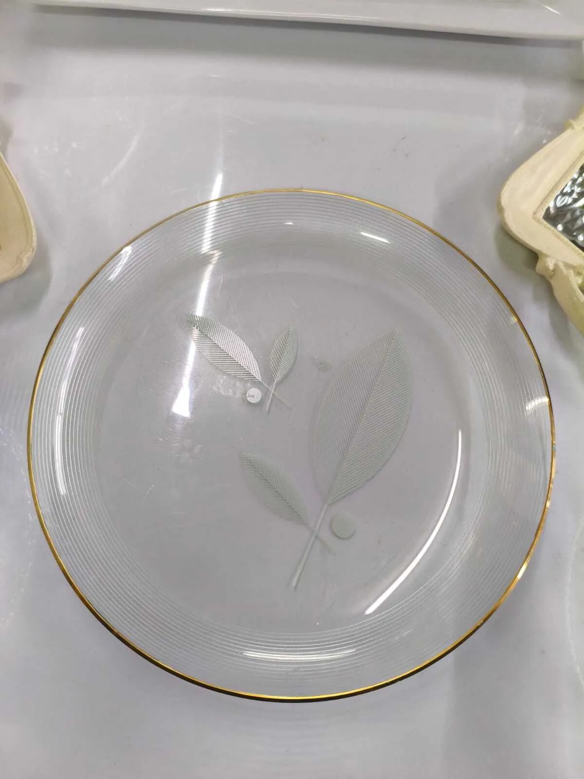 BANDEJA DE CRISTAL CON BORDE ORO ; Diam 28 cm  