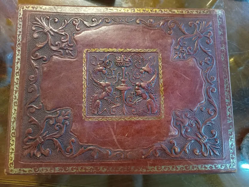 CAJA CUERO REPUJADO " DRAGONES  BORDO " 28 X 20 X 8 CM