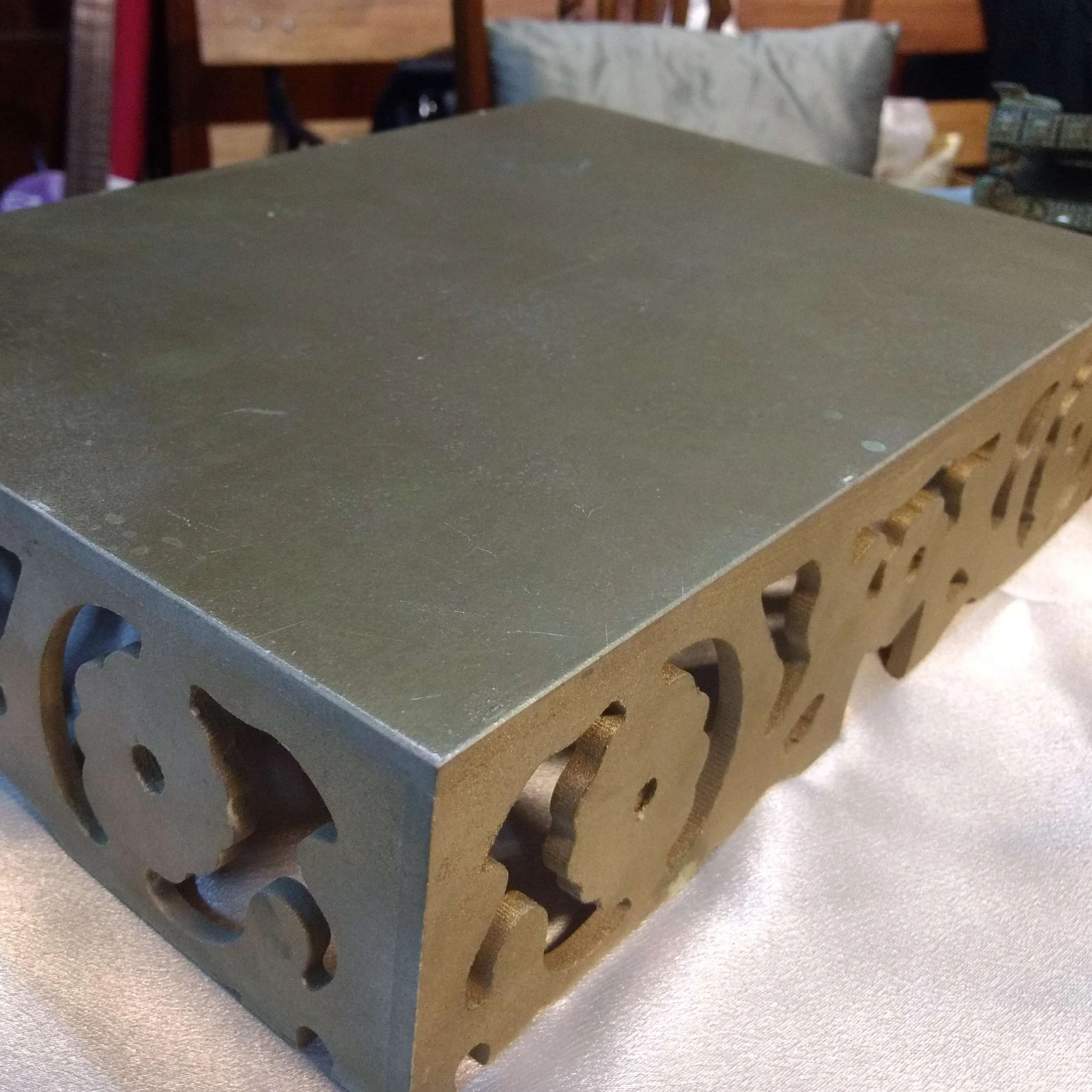 BASE RECTANGULAR ORO CALADA 35X25 ALT 8 CM