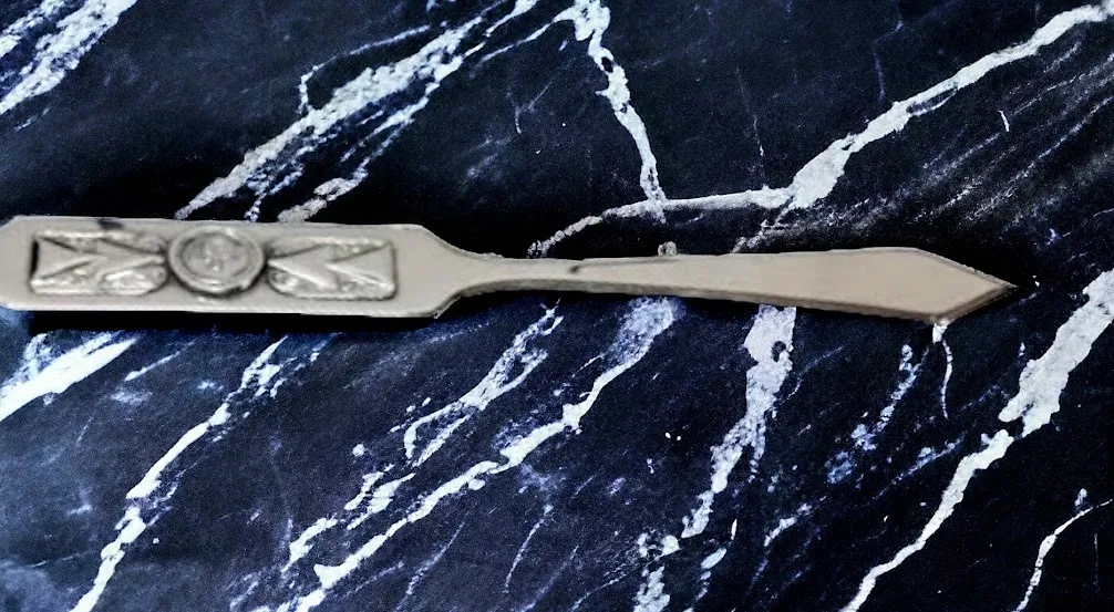 ABRECARTA PLATIL CON MANGO LABRADO